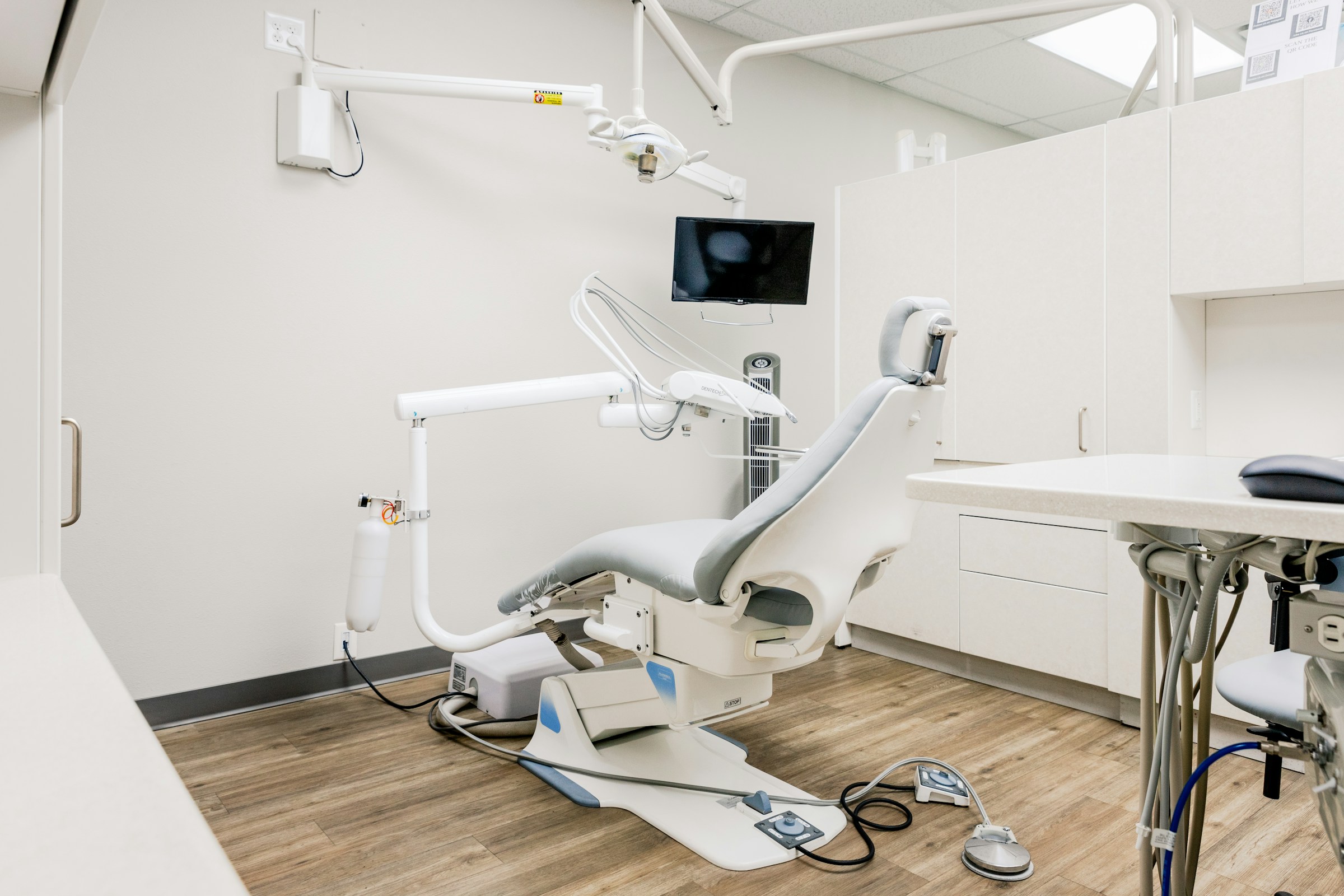 Modern cosmetic dental suite showing the environment CayesDesk supports